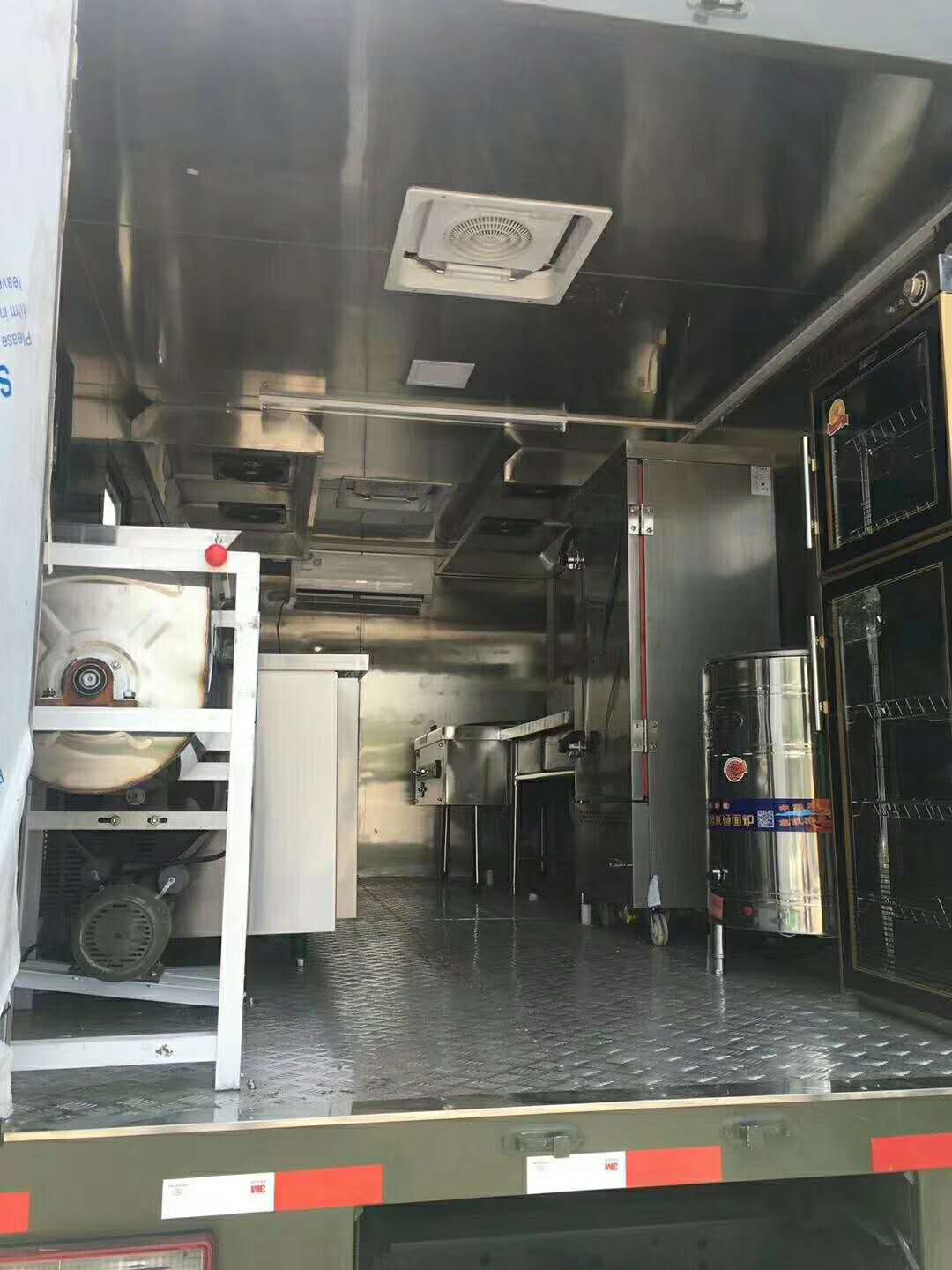 某軍區(qū)在我廠訂購(gòu)的六驅(qū)餐飲后勤保障車(chē)準(zhǔn)備發(fā)