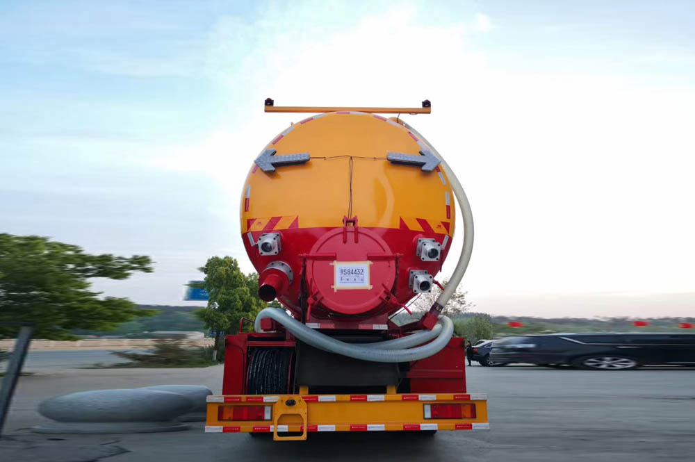 東風(fēng)天龍前四后八國六清洗吸污車帶副發(fā)動(dòng)機(jī)圖片3