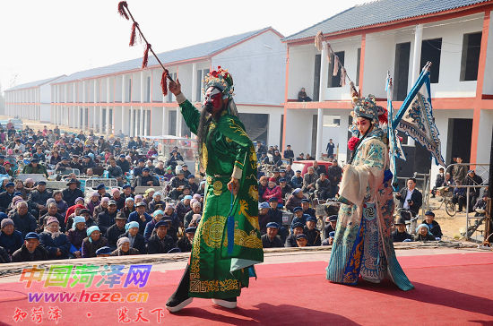 “人大代表號(hào)”大型流動(dòng)<a href=http://www.duden.com.cn/wtc/ target=_blank class=infotextkey>舞臺(tái)車</a>駛進(jìn)李村鎮(zhèn)