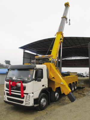 昨日，目前國內(nèi)最大噸位的道路<a href=http://www.duden.com.cn/qzc/ target=_blank class=infotextkey>清障車</a>正式“落戶”貴陽。該清障車車價近300萬元，集吊裝、拖車于一體，最大起吊高度13.2米，最大拖牽重量54噸，最大起吊重量60噸，可安全快速地對交通事故中側(cè)翻的重型貨車、重型<a href=http://www.duden.com.cn/ygc/ target=_blank class=infotextkey>油罐車</a>等進行起吊、救援和拖運，及時恢復現(xiàn)場交通。曾秦 攝